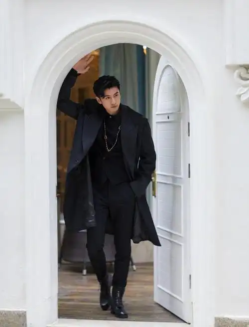 张云龙舞台秀白色西装化身白马王子羽毛吊坠成点睛之笔