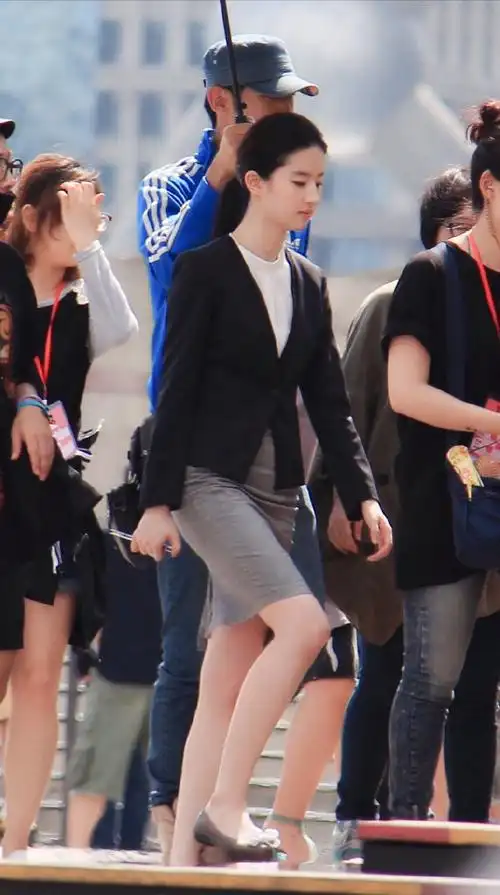 刘亦菲职业装,你喜欢吗?