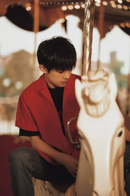 易烊千玺迪士尼合作款