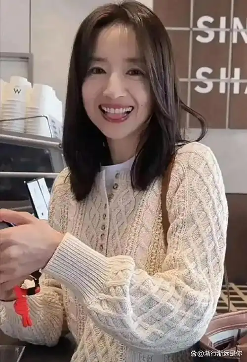 董洁近况曝光,吐舌卖萌太少女,颜值心态双双"逆生长"