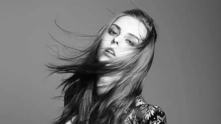 美女黑白摄影写真电脑桌面壁纸高清大图预览1920x1080_美女壁纸下载