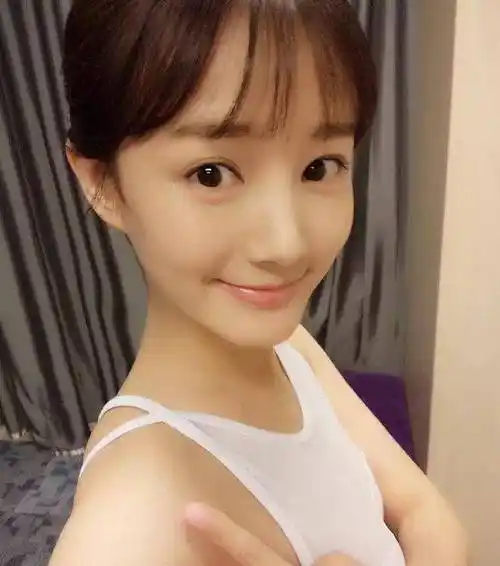 刚出道的李一桐,穿护士服好美,最无奈找不到自己的眉毛_于正_片场