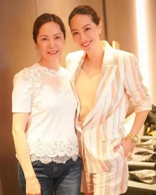 甄子丹妻子汪诗诗陪母亲过节,与外婆合影,一家三口都是高颜值