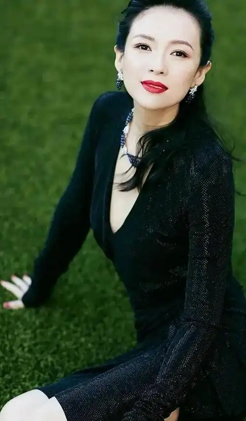 身陷"三重门",靠十三座影后席卷重来,扒一扒章子怡风流上位史