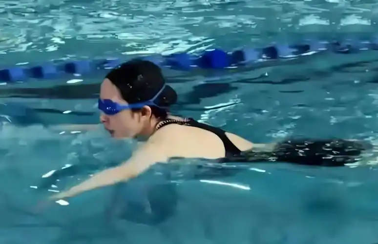 杨幂游泳视频被翻出,泳姿太美被热议,网友:一看就是老手