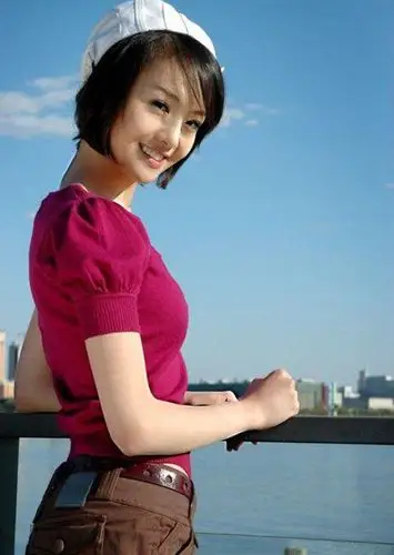 郑爽低头看剧本颜值获赞 微微一笑很倾城有望成为2016最热剧