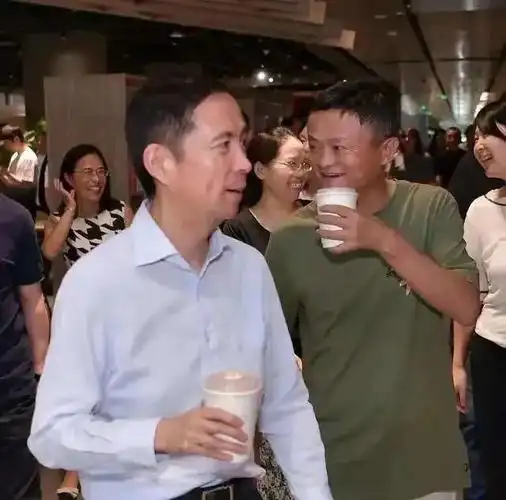 马云现身阿里张勇请喝咖啡短袖搭休闲裤杰克马归来仍是少年