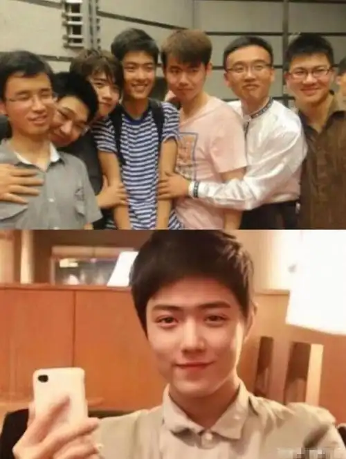 这是肖战当年和同学们的合影,被夹在中间一副弱小可怜又无助的样子,不