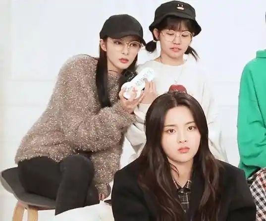 杨超越孟美岐同框,关掉"瘦脸"对比明显,还是脸小的耐看_yamy_吴宣