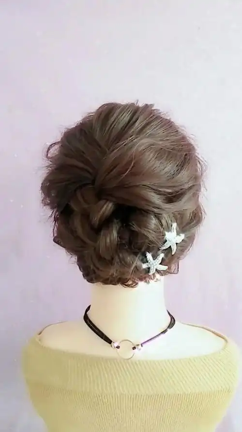 儿子要结婚的喜婆婆可以这样扎头发,看起来很优雅