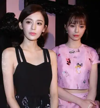 和古力娜扎合影的明星为什么都是这幅表情只有唐嫣好开心
