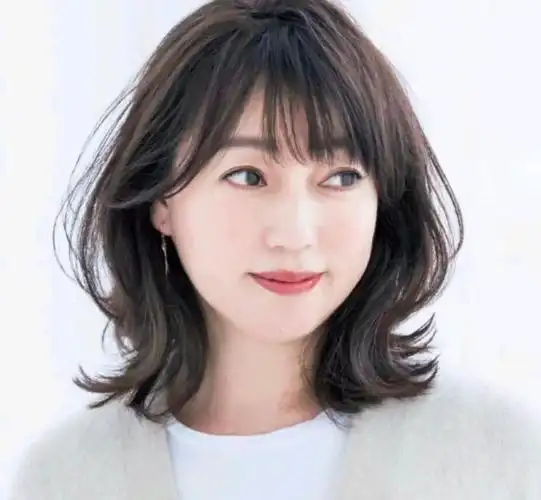 50岁女人尽量避开"满头烫"发型,试试这几种短发烫发,更显年轻