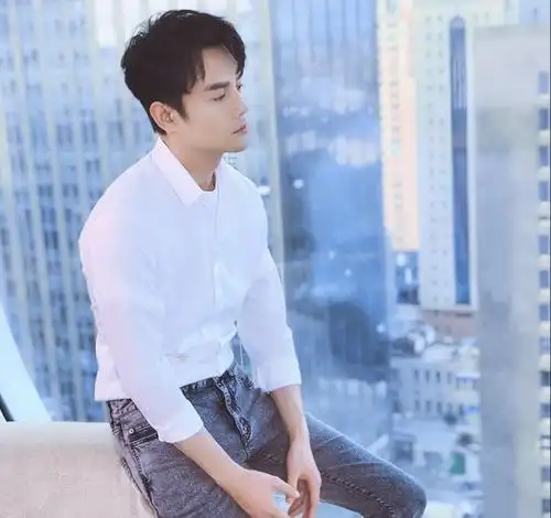 王凯童心未泯随身携带印有自己头像的儿童水杯可爱凯凯王啊