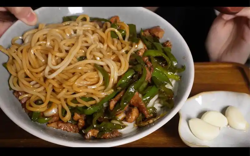 一人食 青椒肉丝面 一口面一口蒜 嗝-azulim搬运组-做饭-哔哩哔哩视频