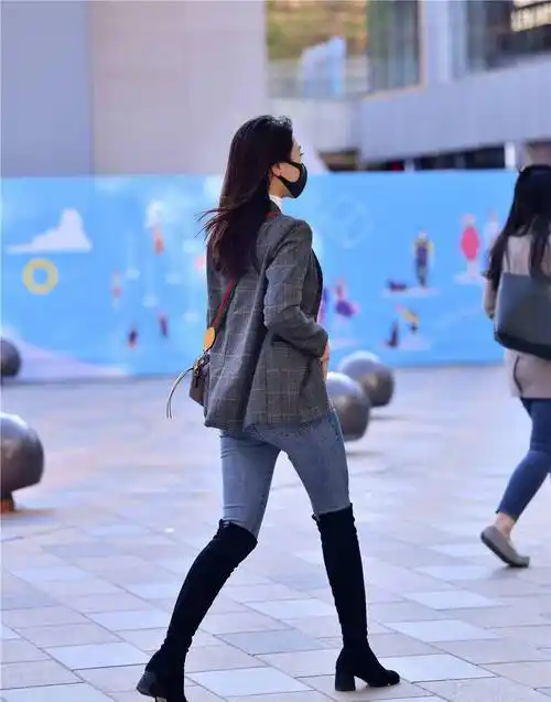 紧身牛仔裤搭配黑色粗跟过膝靴,穿着灰色西服,苗条身材好搭配_女子