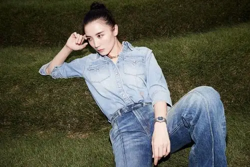 宋佳全新牛仔写真曝光率性洒脱彰显女性魅力