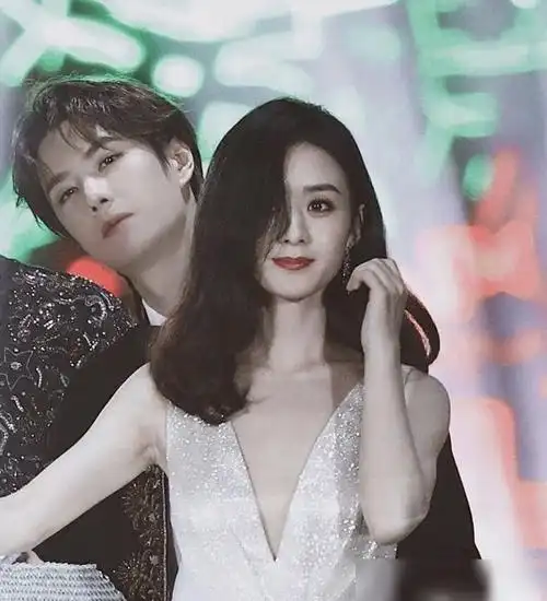 王一博等赵丽颖扶着她上台结束后滑着滑板一秒闪现不愧是你