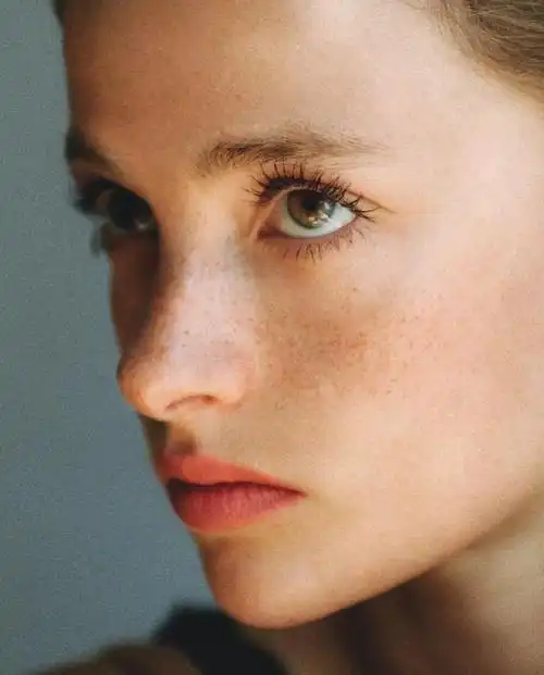 这其实与欧洲人面庞轮廓本身的特点有关.