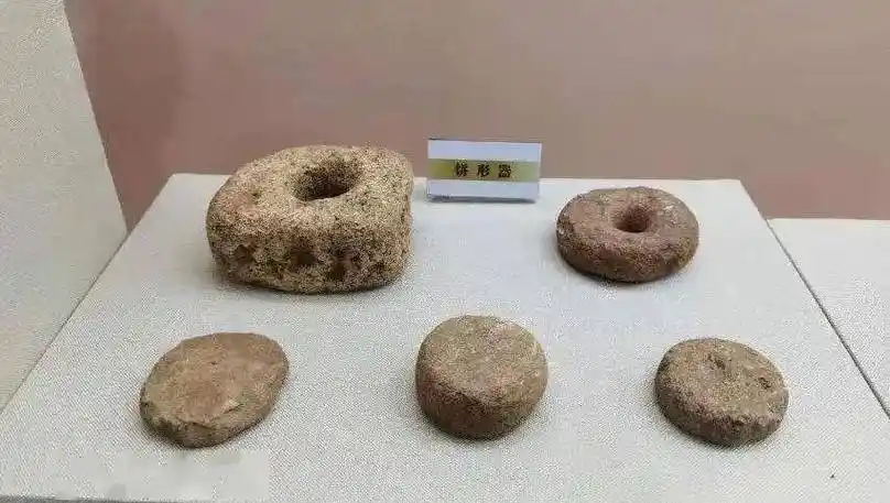 【辽宁文化名片】带您走进阜新查海遗址_陶器_玉器_龙形