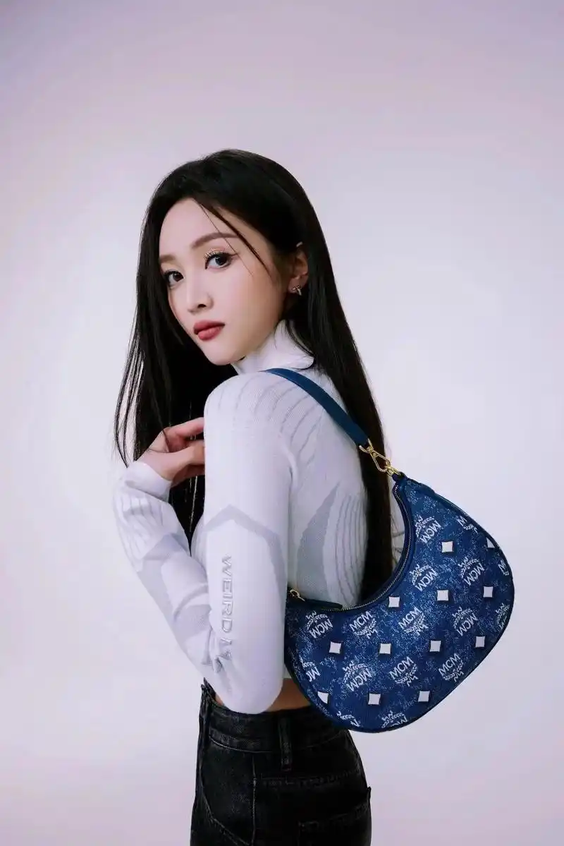 吴宣仪身背mcmdenimhobo