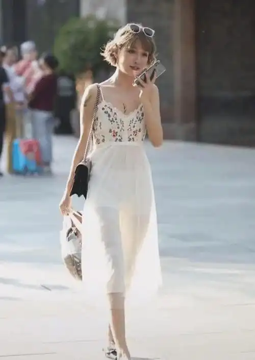 最近火了透视裙小姐姐因为裙子太透不小心成了这条街最靓的妞