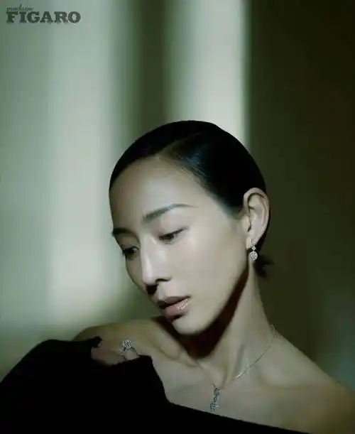 张钧甯换新造型贴头皮,气质高贵优雅,网友表示:气场十足