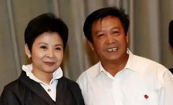 一首《十五的月亮》,让很多人都认识了董文华,这位喜欢穿军装的短发