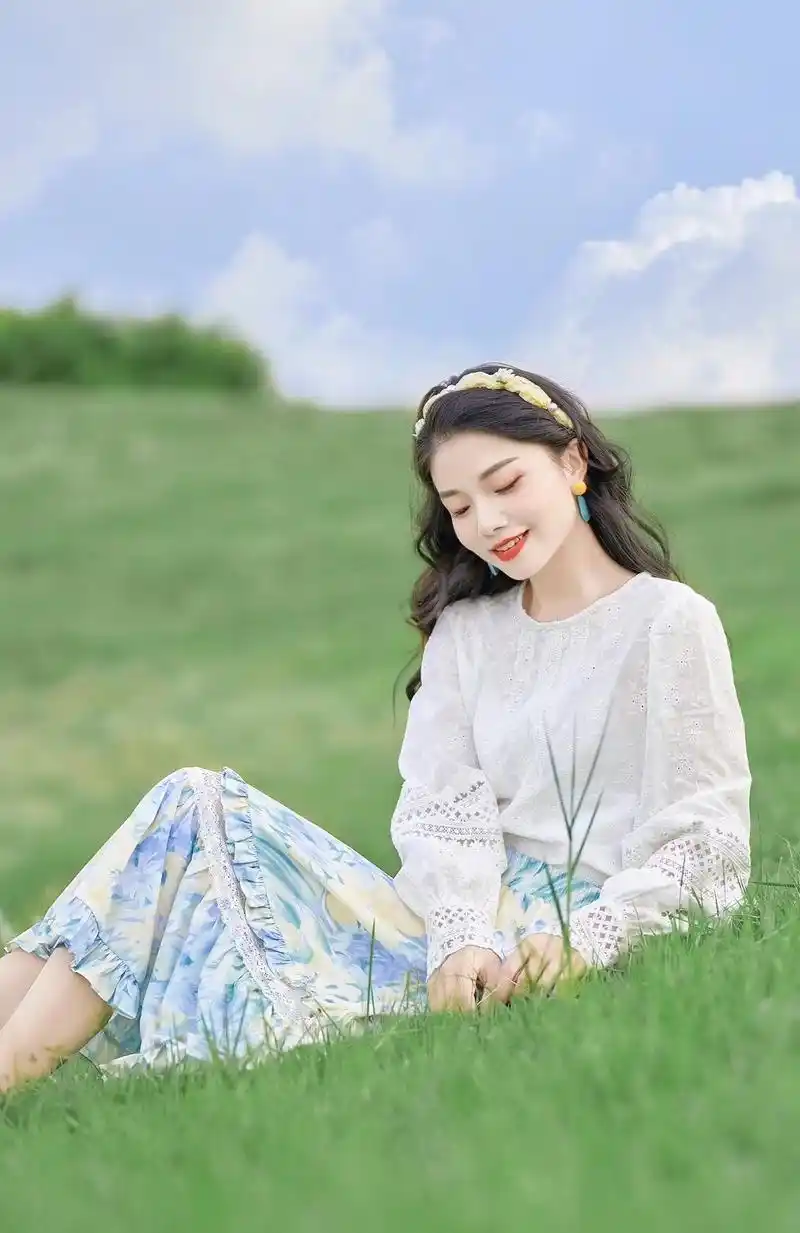 女生穿上裙子拍照,推荐这8个姿势,简约大方拍出你的各种美