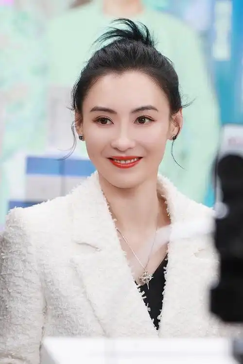 43岁张柏芝参加推广活动,两眼无光充满疲惫,再无昔日少女般模样