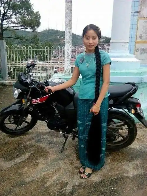 缅甸长发女:上下一样粗的及地大辫子