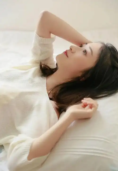 超级漂亮的美女,午后居家娇俏可爱|艺术照_网易订阅