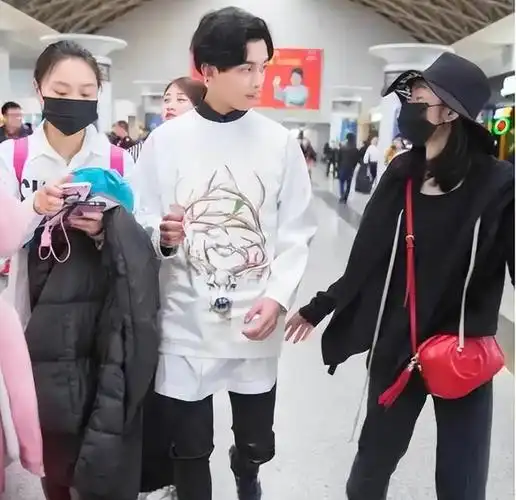 某次吴磊休息在家,为了犒劳跟自己一起辛苦奔波的助理姐姐,便主动邀请