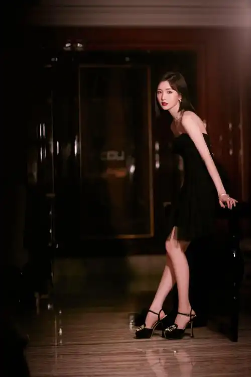 毛晓彤演绎复古风穿黑抹胸长裙配微卷发魅惑气息抵挡不住