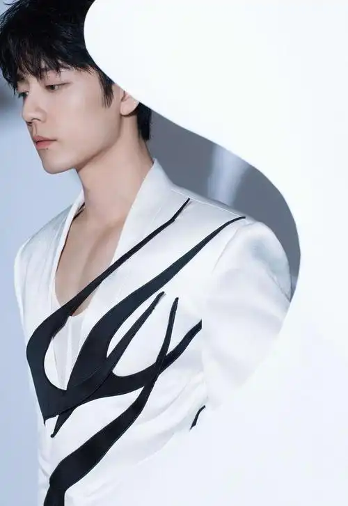 240114肖战风采照人balmain春夏新装添光彩独家腕表抢镜微博夜