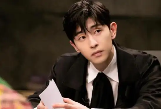 上位史邓伦之所以能迅速走红,离不开的两个女人,一个是杨紫,另一个是