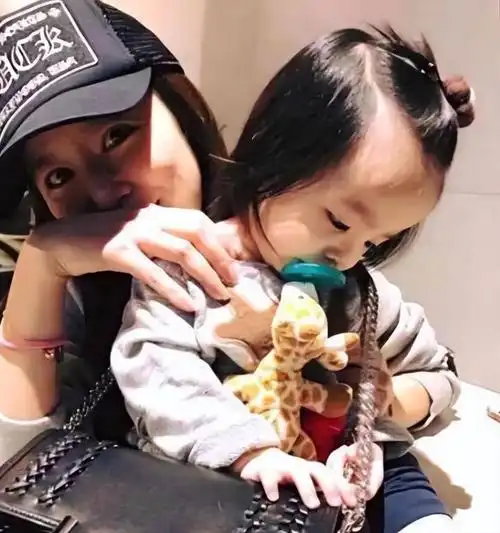 女儿容颜曝光林心如发怒!网友不惯着骂到关评,女神滤镜彻底碎了