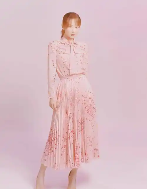 杨紫晒出美照穿白色时尚百褶裙文静又淑女越来越有女神范儿