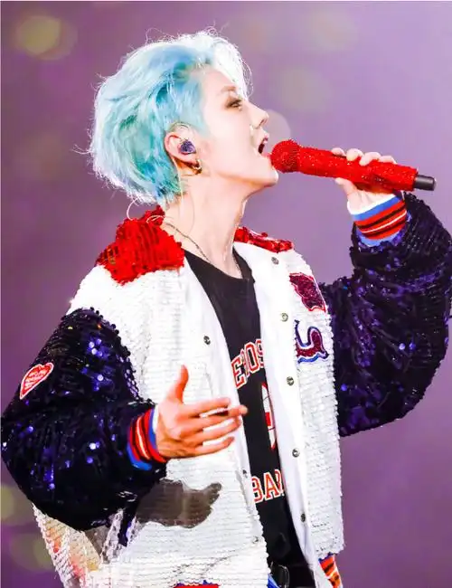 鹿晗染过的发色小合集,小鹿这张完美的脸真是什么发色都能完美驾驭,这