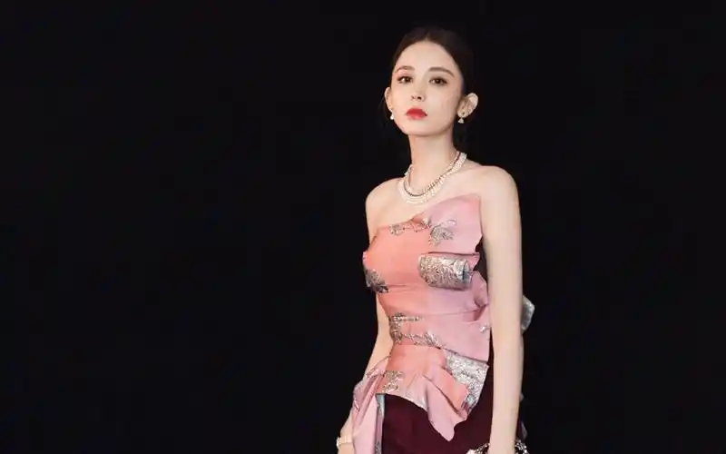 古力娜扎优雅大气写真桌面壁纸