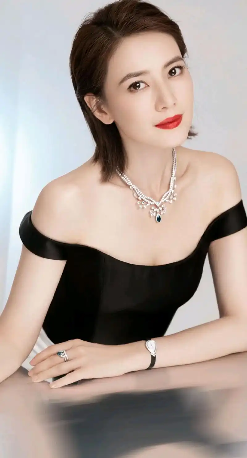 不老女神高圆圆高清写真,集美貌与才华于一身,太让人羡慕