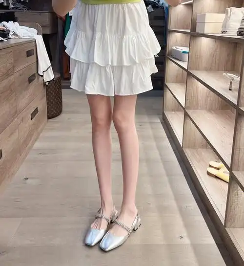 银色小单鞋搭配小白裙