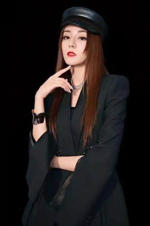 外套的高领设计配上热巴"高冷"的眼神,简直不要太酷,黑色中帮马丁靴起