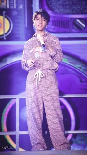 王俊凯戴眼镜穿格子睡衣亮相19岁生日会在舞台上深情唱歌太帅了