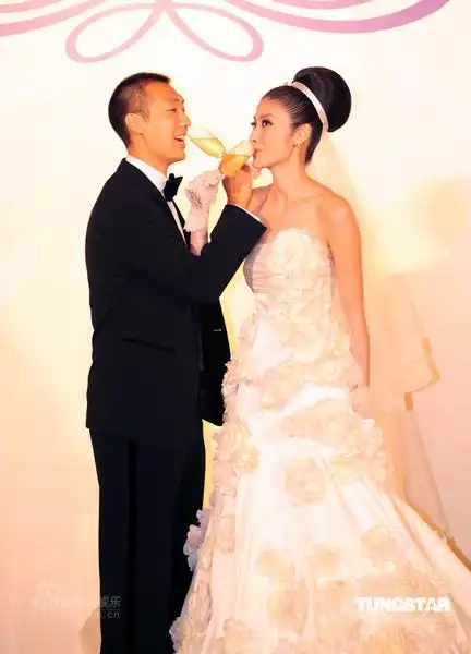 图文:陈慧琳举行童话式婚礼--喝交杯酒