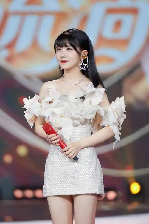 赖美云身材比例出众 细腰长腿抢眼又抢镜