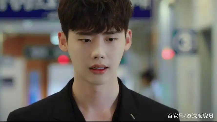 李钟硕《w两个世界》姜哲美图截修,不愧是穿破次元壁的美男