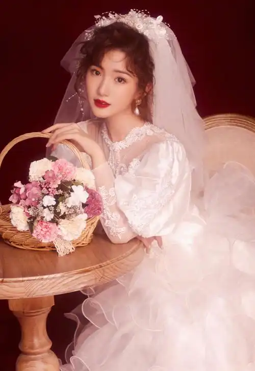 毛晓彤晒乔三丽复古婚纱照 笑容甜美氛围感十足