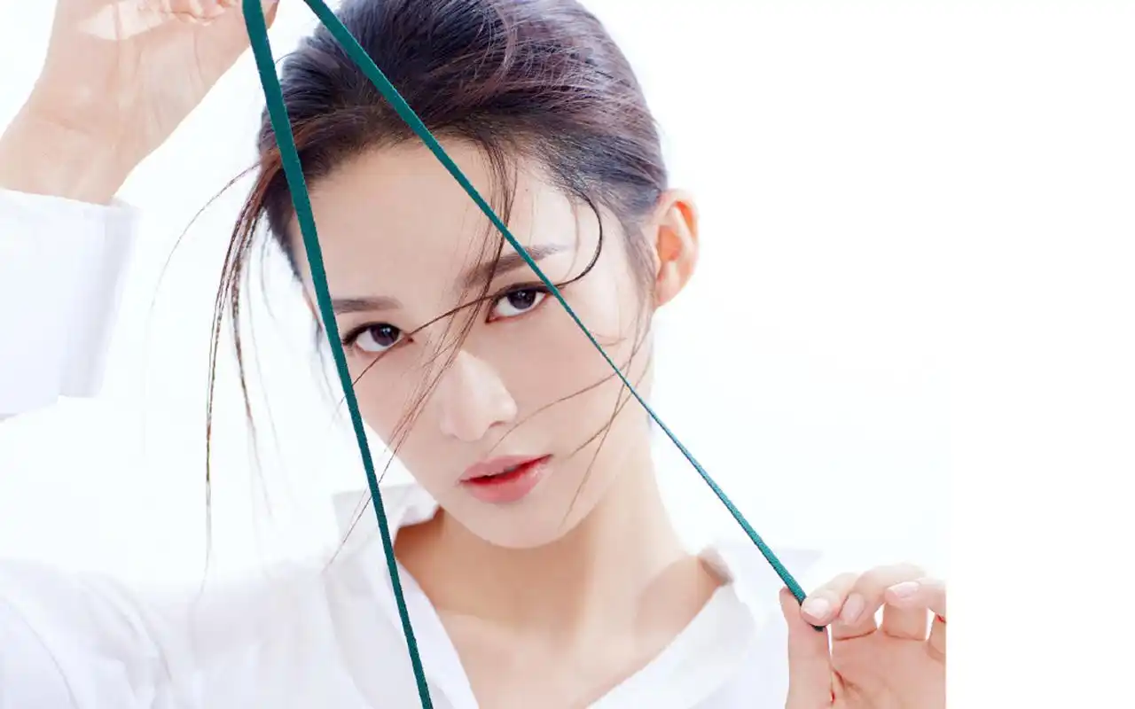 首页 桌面壁纸 大陆明星 李沁最新时尚写真图片高清电脑壁纸 (2/ 8)