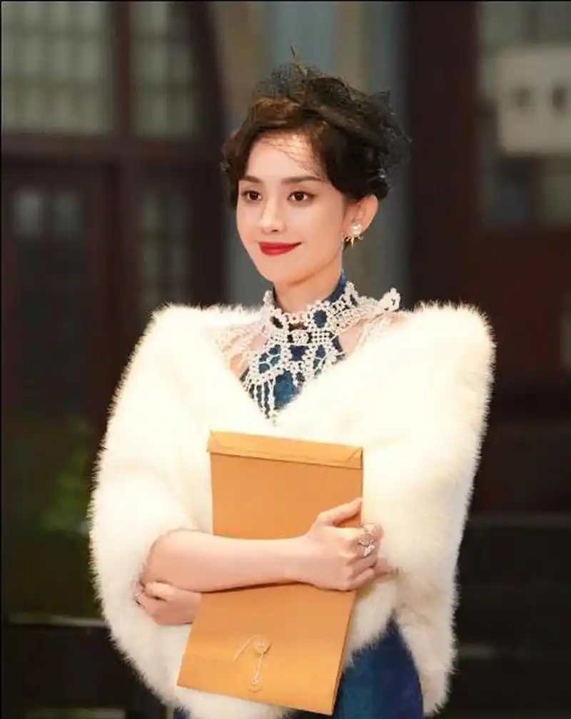 五一"穿衣自由"风波过后,古力娜扎晒民国复古风造型,温婉大方举止优雅