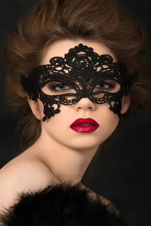戴黑色蕾丝面具的美女图片